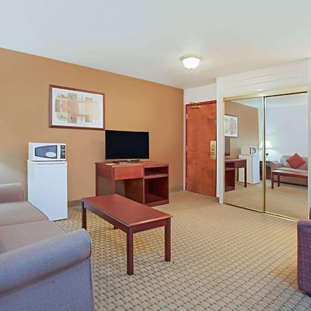 Ramada By Wyndham Red Deer Hotel & Suites Exterior foto